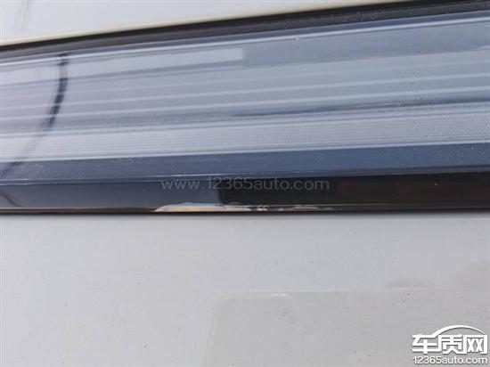 车质网投诉页面截图，展示投诉编号、投诉时间、投诉品牌及车型信息，重点突出“投诉内容”中关于尾灯开裂的描述部分