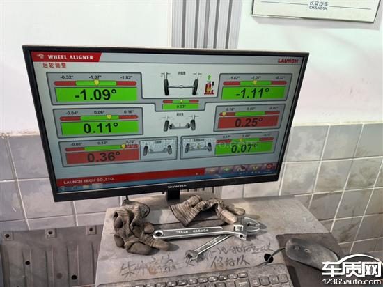 一张手机拍摄的四轮定位仪屏幕照片，屏幕上显示前束、外倾角等数据，其中多个数据被红框标出，显示“超标”或“异常”，背景是维修车间