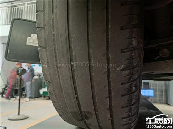 一张四轮定位仪显示后轮外倾角和前束角数据的示意图，标注出正常值范围，帮助读者理解定位数据偏差如何导致轮胎偏磨