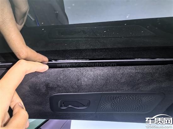 一张极氪007GT内饰前排全景图，重点展示中控台和座椅设计，体现车内豪华氛围