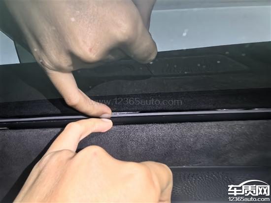 一张极氪007GT侧面猎装造型的细节实拍图，重点展示流畅的车顶线条和B柱区域