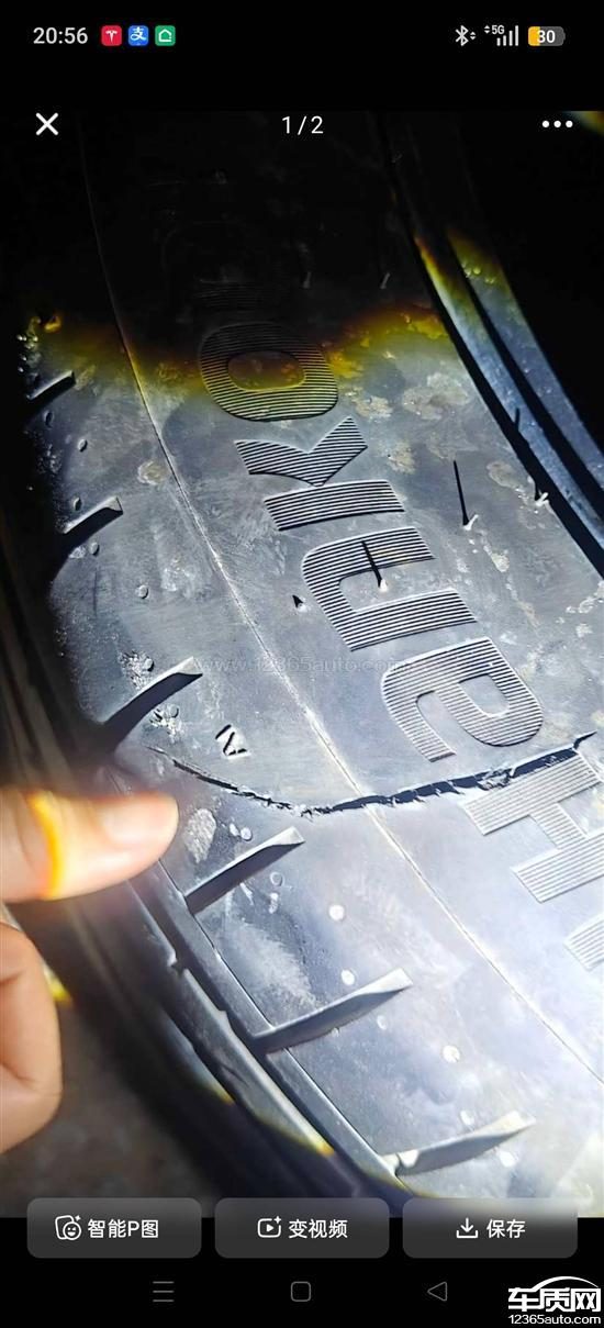 一张对比图，左侧标注燃油版中型SUV（如丰田汉兰达），右侧标注特斯拉Model Y，下方列出整备质量、电机峰值扭矩、轮胎规格。重点突出Model Y车重超过2吨，电机瞬时扭矩超过400牛·米。