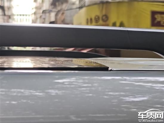 一张二手车评估师正在检查车辆天幕密封性、记录维修历史的场景照片，背景是二手车市场或评估车间