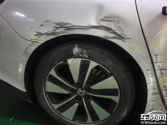 一张蔚来ET7中控屏幕显示辅助驾驶（NOP+或LCC）功能开启的界面示意图，重点展示仪表盘上的虚拟车道线和感知模型