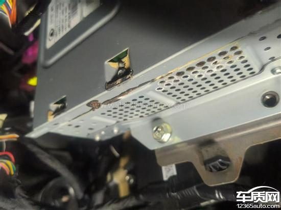 选车指南：买硬派SUV前必看！坦克300天窗漏水导致车机报废，这3个缺点能接受吗？
