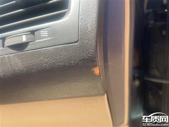 一张雷克萨斯4S店售后车间照片，画面中有一台老款ES正在接受检查，旁边有技师和车主在交谈，背景是维修工位，体现官方售后处理流程