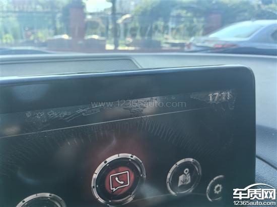 一张马自达3昂克赛拉车友群聊天截图，多名车主反映屏幕开裂、触屏失灵，时间集中在2024-2026年