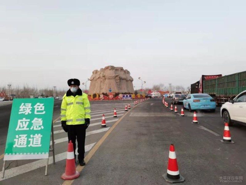 手机屏幕截图，显示“交管12123”APP首页，重点圈出“业务中心”区域，旁边放一张纸质临时牌照