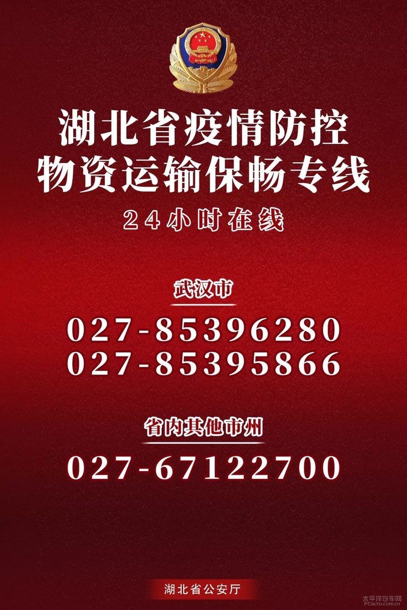 一张二手车交易市场的全景图，画面中有多辆待售的二手车，背景是车管所或过户大厅的指示牌