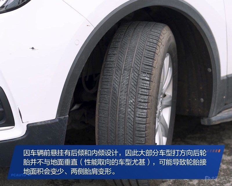轮胎沟槽中的磨损指示标志特写，展示磨损到极限的状态