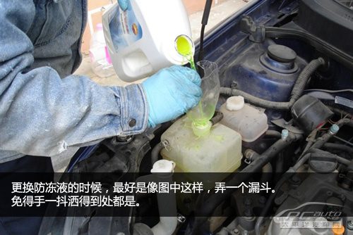 一张机油桶特写，显示标号“5W-30”和“0W-40”，旁边放着一把机油尺，背景是发动机舱