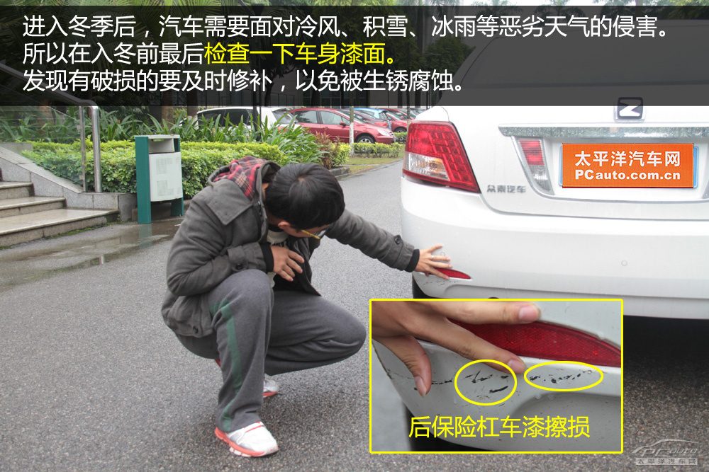 一张雪地路面照片，显示一行清晰的车轮印，车辆沿着印迹行驶，背景是白色的雪原