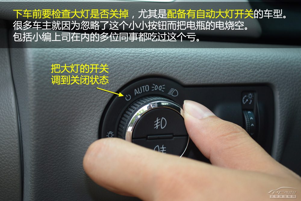 一张汽车仪表盘特写，显示水温表指针在正常范围，旁边是空调控制面板，出风口吹出暖风