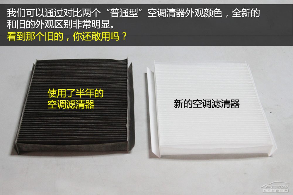一张车主正在用雪铲清理挡风玻璃积雪的照片，动作熟练，表情轻松