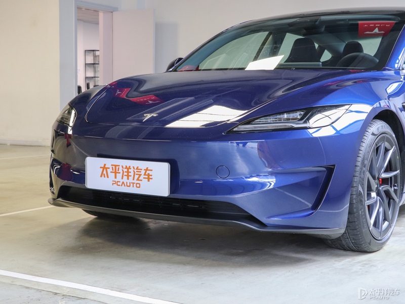 Model 3高性能版前轮红色刹车卡钳和19英寸轮毂细节