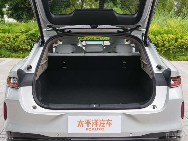 启源A06前备箱内部结构图，标注12V电瓶位置和应急启动接口