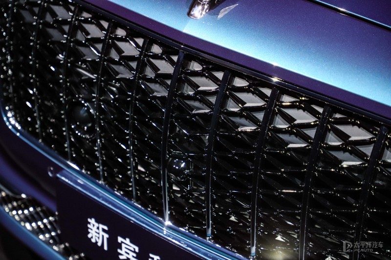 新宾利飞驰S版外观图，展示炫黑套件、黑色格栅和双边共四出排气