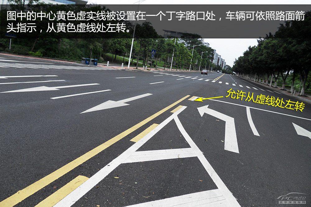 可变导向车道的路面实拍图，展示锯齿状标线和上方的电子标志牌