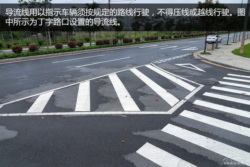 潮汐车道信号灯的特写，展示绿灯箭头和红灯叉号两种状态
