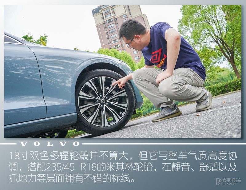 沃尔沃S60的钥匙和启动按钮细节，突出无钥匙启动功能