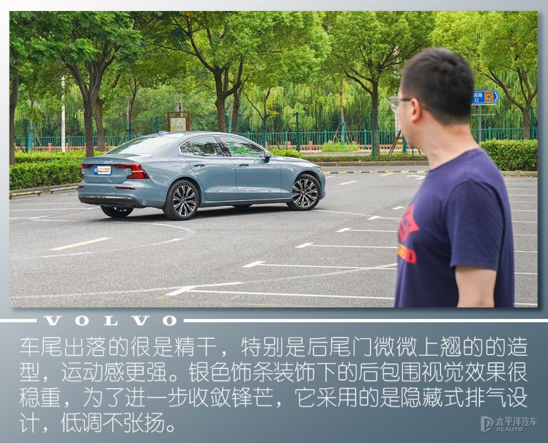 沃尔沃S60的后备箱空间展示，拍摄开口大小和内部平整度
