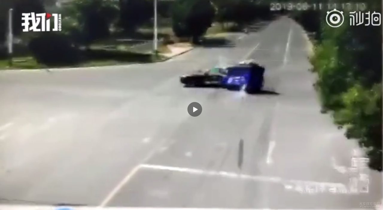 事故现场SUV翻车后的照片，清晰显示车辆左侧两个车轮离地、车身侧翻的状态