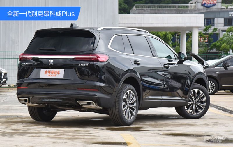 昂科威Plus后排空间实拍，展示腿部空间和座椅坐垫长度