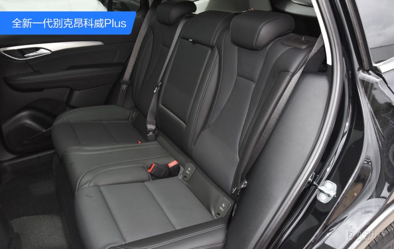 昂科威Plus中控台全景，展示30寸一体弧面6K屏和内饰布局
