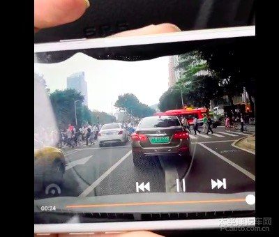 自动挡车型在等红灯时挂N挡、拉电子手刹的正确操作示意图，对比D档踩刹车的风险