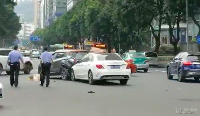 不同种类鞋子（松糕鞋、高跟鞋、拖鞋、平底运动鞋）与刹车踏板的位置对比图，直观展示哪种鞋最安全
