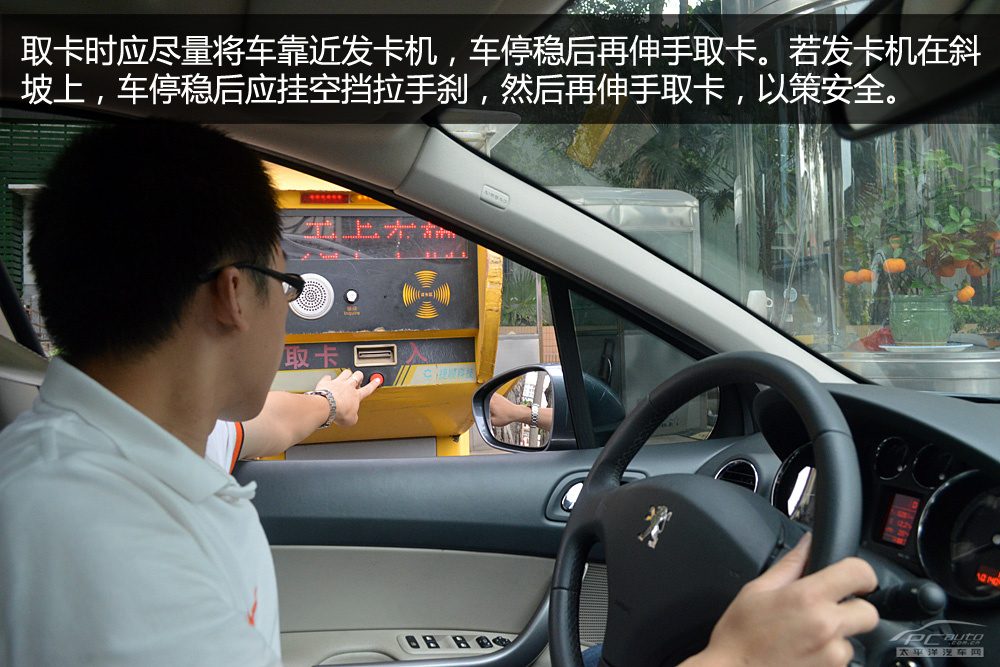 底盘悬挂、转向机或半轴连接处实拍细节图