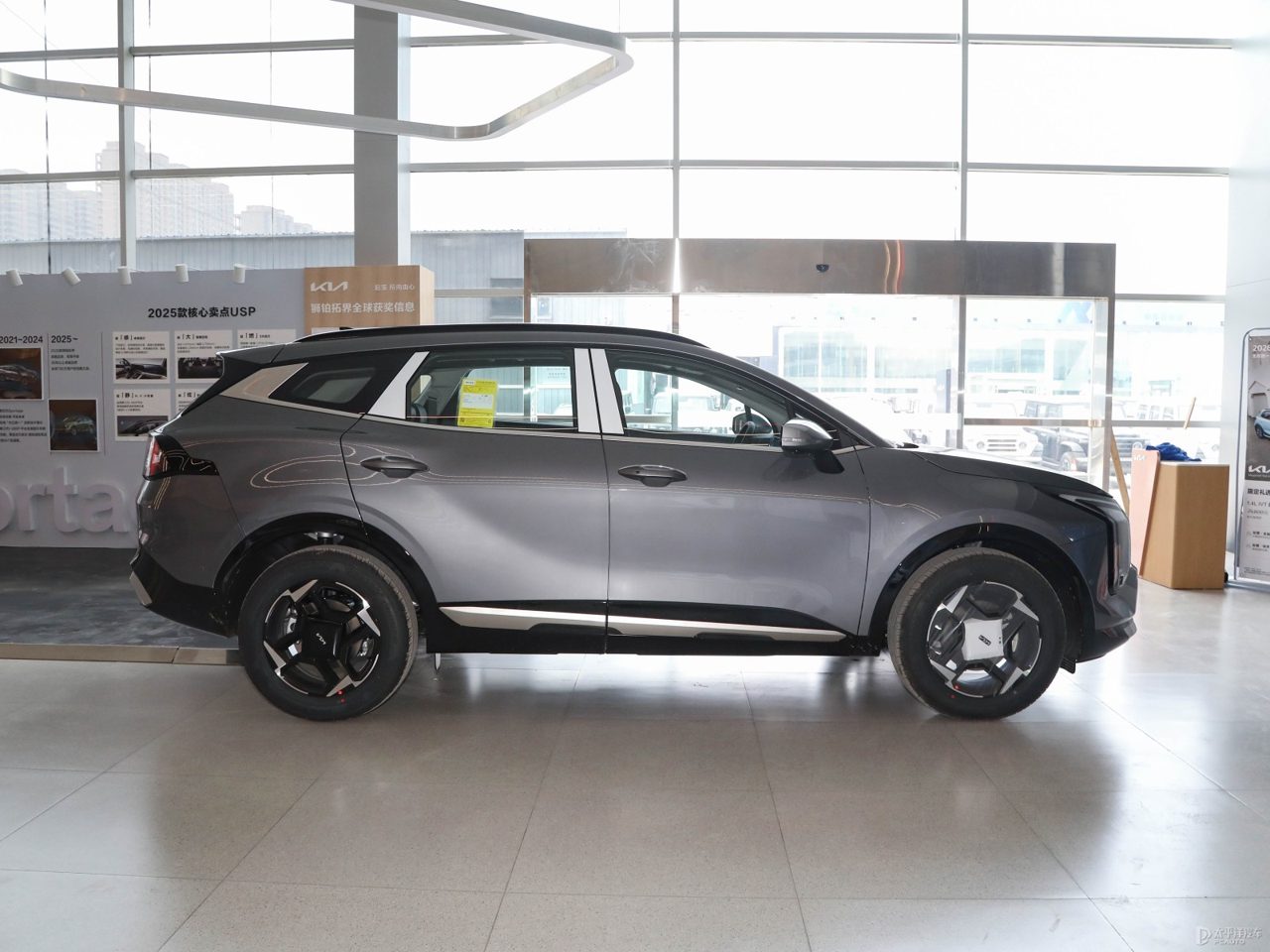 新款狮铂拓界与CR-V、RAV4荣放并排对比，突出外观设计差异