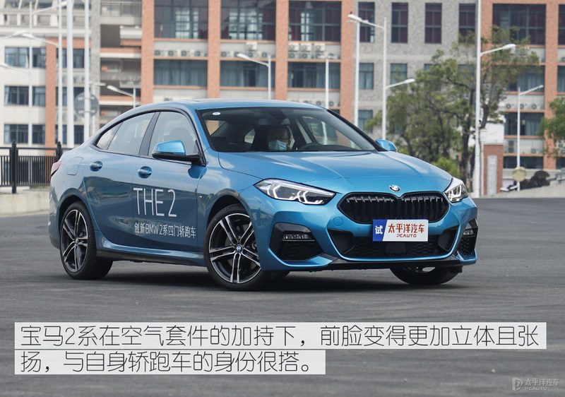 宝马2系GC内饰中控台特写，展示10.25英寸双联屏和iDrive旋钮，强调科技感和布局
