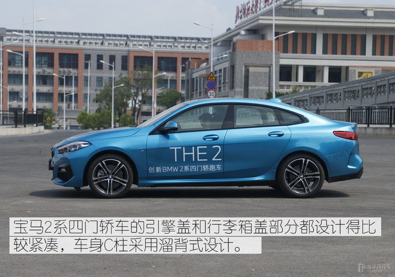 宝马2系GC在4S店举升机上进行保养的实拍图，技师正在检查底盘和排放油液