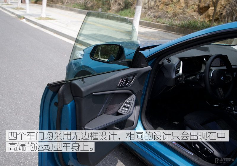 宝马2系GC在加油站加油的实拍图，突出油箱盖和仪表盘上的油耗显示