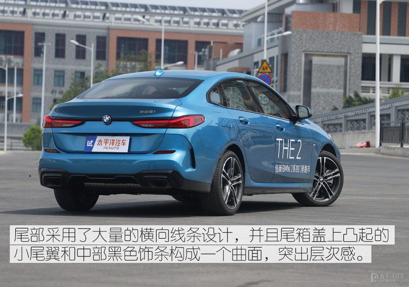 宝马2系GC后排空间实拍，展示腿部空间和中间地台隆起，说明乘坐局限
