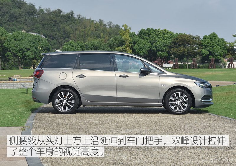 别克GL6全景天窗实拍，展示采光面积和开启幅度