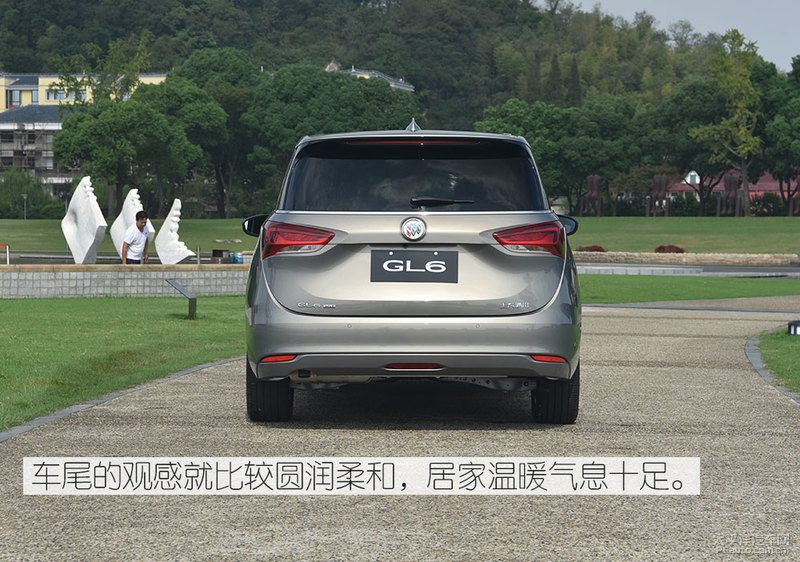 别克GL6发动机舱电瓶位置特写，标注正负极和更换注意事项