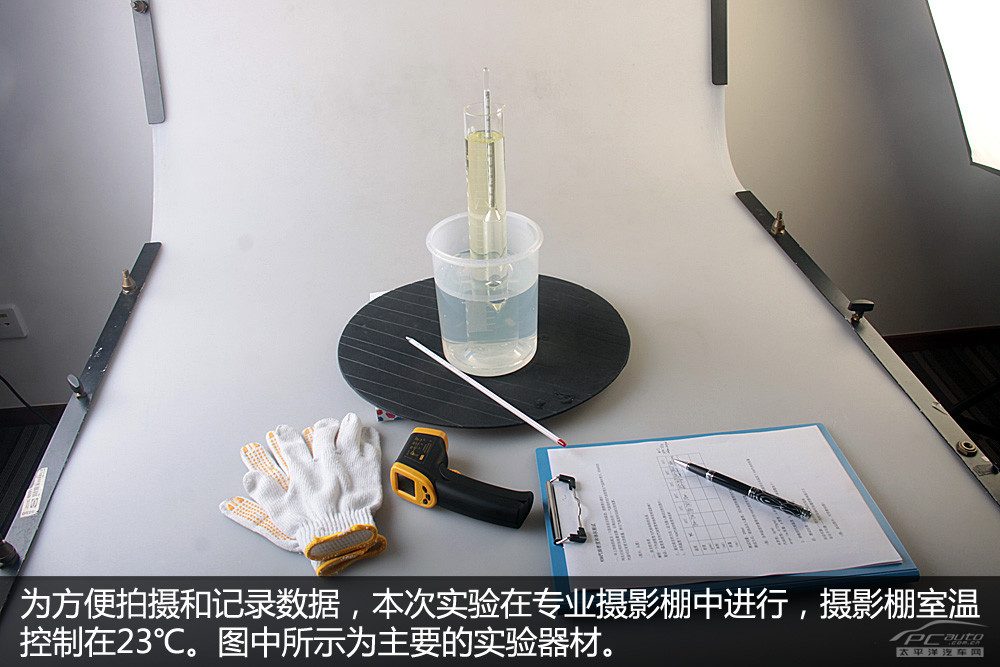 一张加油站地下油罐的实物剖面图或者3D渲染图，显示油罐埋在地下，周围有土壤和隔热层，强调其温度稳定性