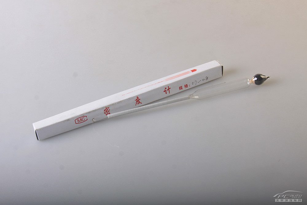一张汽车仪表盘的照片，显示平均油耗和续航里程，配以“驾驶习惯”或“保养”等文字标签，强调实际用车中的关键因素