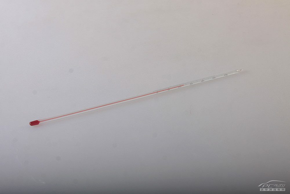 一张加油站工作人员正在为车辆加油的照片，镜头聚焦在油枪和油箱口，背景是加油站环境，配以“正规加油站”或“油品选择”等文字提示