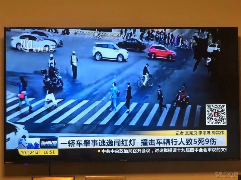 行人过马路时低头看手机的常见场景，与事故中逃过一劫的年轻男子形成对比，提醒读者“抬头看路”