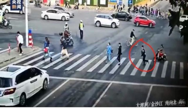 事故发生后，交警、救护车在现场处置，周围群众围观，远处是受损的白色路虎和肇事车辆，画面充满警示意味