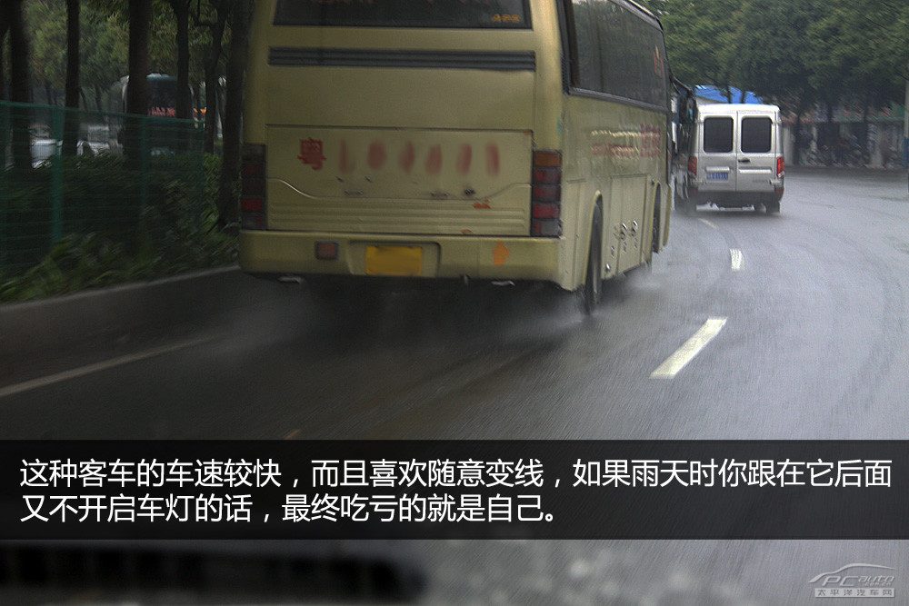 发动机进水后二次启动导致连杆弯曲、缸体破裂的实物照片
