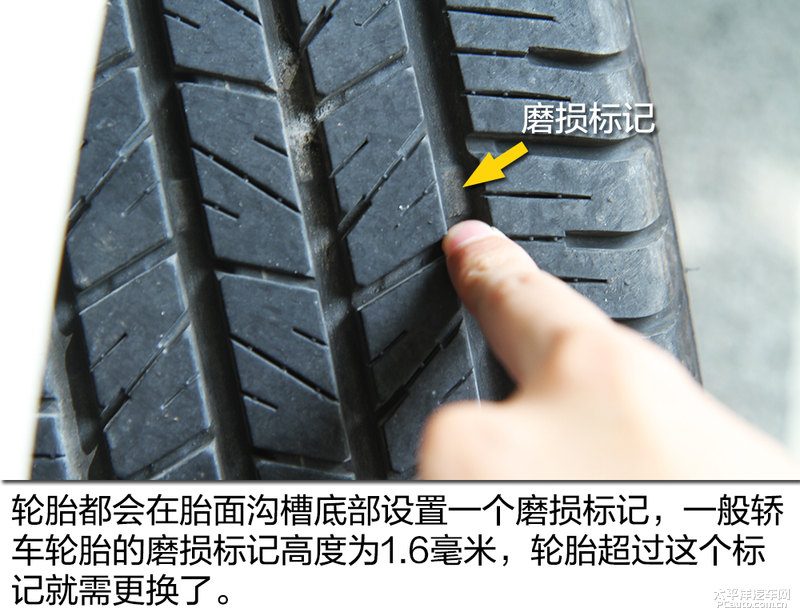 后备箱隔板打开，露出备胎和随车工具包，车主正在用手按压备胎侧面检查老化程度