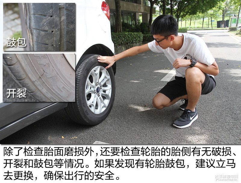 汽车后备箱内整齐摆放着手电筒、胎压计、车载充气泵、反光三角牌和换胎工具包，旁边是一双劳保手套