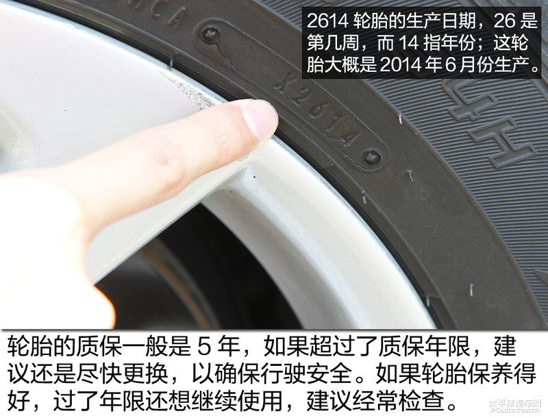 高速公路上，一辆轿车停在应急车道，双闪开启，车后约150米处放置了红色三角警示牌，车主身穿反光背心站在护栏外打电话