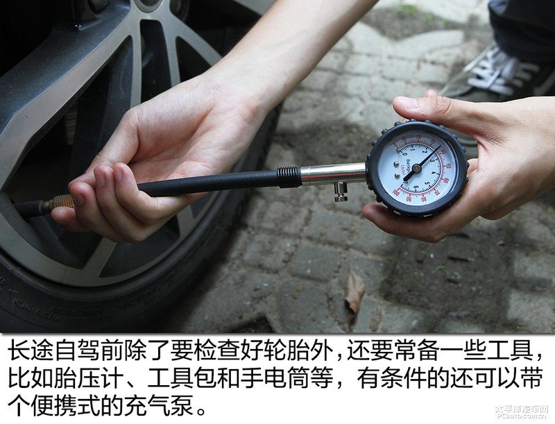轮胎店工位上，技师正在用胎压表测量轮胎气压，旁边是车辆B柱上的胎压标签，上面清晰标注了前后轮的标准气压值