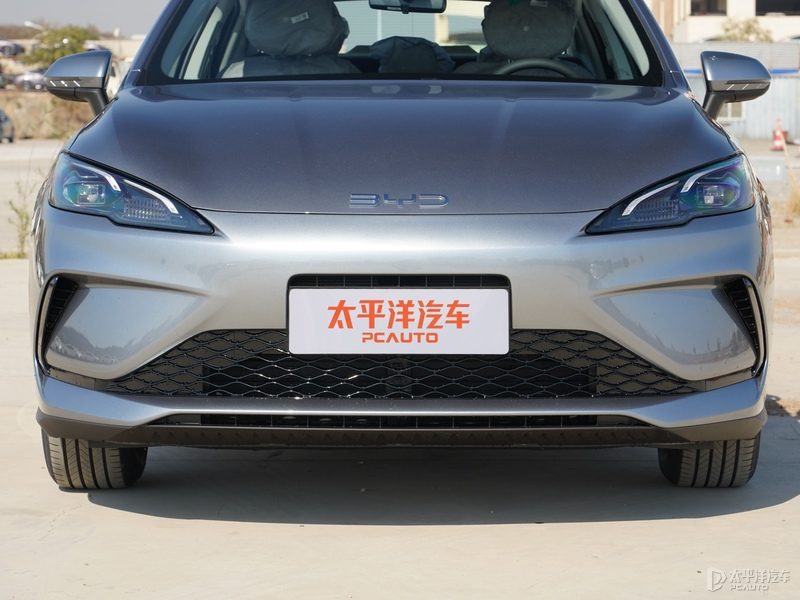 底盘悬挂、转向机或半轴连接处实拍细节图