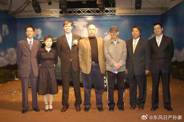 一张奔驰Viano Marco Polo的升顶状态老照片，用于对比说明升顶设计的演变和细节差异